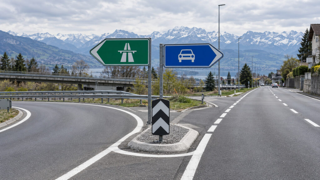 KI-Symbolbild einer Schweizer Strassenverzweigung mit einem grünen Wegweiser zur Autobahn und einem blauen Wegweiser zur Hauptstrasse.