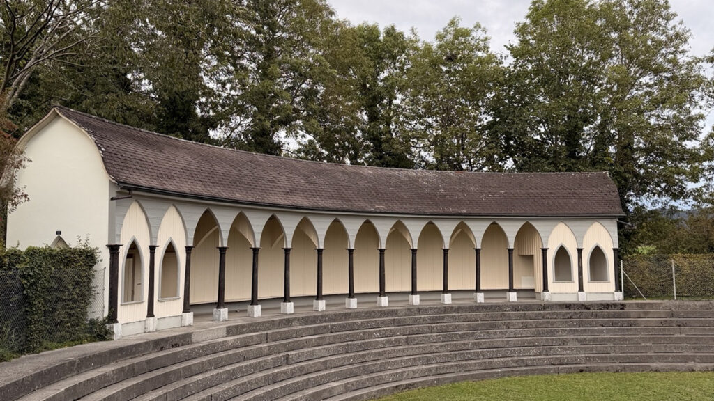 Historischer Badepavillon Römerbedli in Hofwil bei Münchenbuchsee mit Spitzbogenarkaden und den gebogenen Stufen des trockenen Badeweihers.