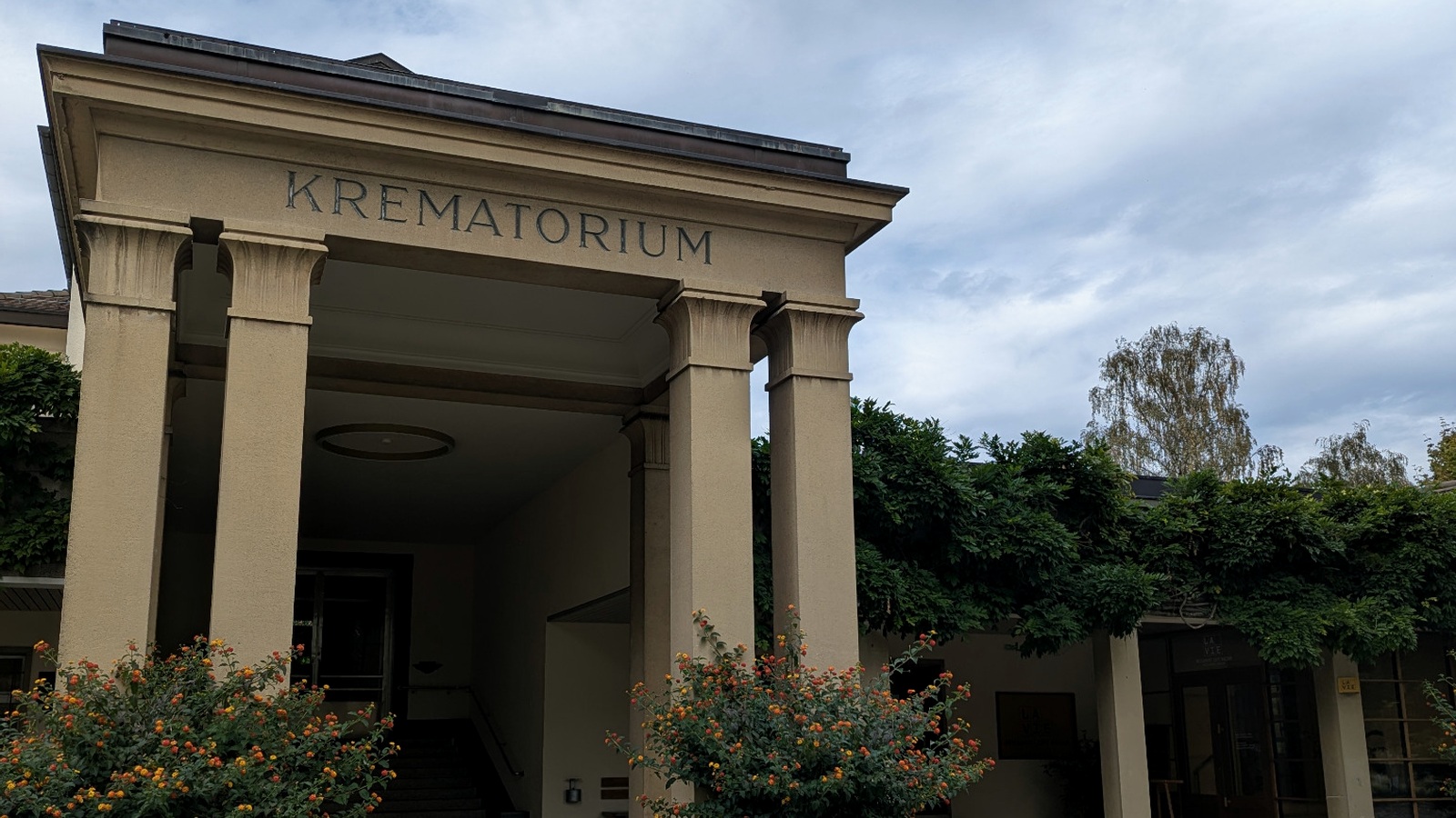 Das alte Krematorium auf dem Bremgartenfriedhof in Bern; rechts unter dem Laubengang befindet sich der Eingang zum Restaurant LA VIE.
